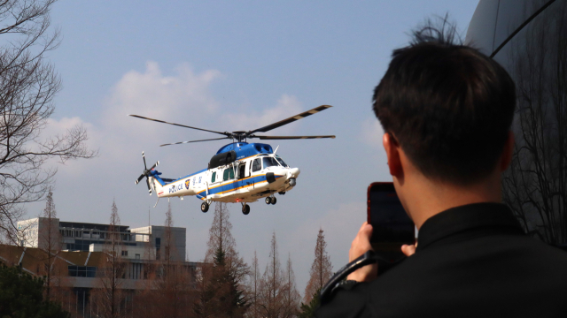 17일 경남도청 앞 공원에서 경남경찰청 항공대가 신형 참수리 헬기 안정성 점검을 하고 있다. 최환석 기자