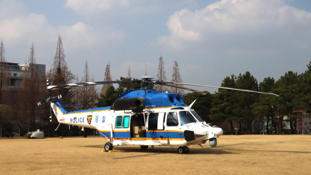17일 경남도청 앞 공원에서 경남경찰청 항공대가 신형 참수리 헬기 안정성 점검을 하고 있다. 최환석 기자