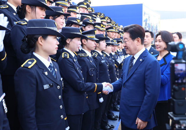 이재명 대통령이 17일 충남 아산 경찰대학에서 경위·경감 합동임용식을 마친 신임 경찰관들과 인사하고 있다. 연합뉴스