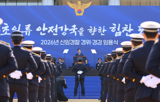 이재명 대통령이 17일 충남 아산 경찰대학에서 열린 2026년 신임 경위·경감 임용식에서 축사하고 있다. 연합뉴스
