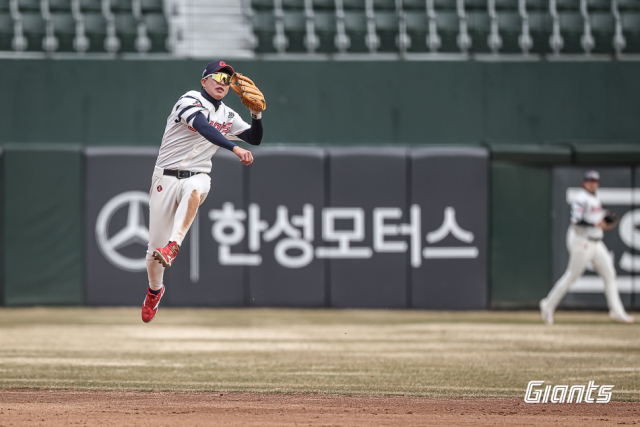 ‘징계 4인방’의 공백 속에 프로야구 롯데 자이언츠 내야가 치열한 ‘경쟁 모드’에 돌입했다. 시범경기에서 빼어난 수비를 선보이고 있는 2루수 이호준. 롯데 자이언츠 제공