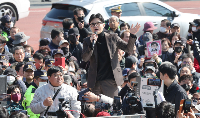 한동훈 전 국민의힘 대표가 지난 3월 7일 부산 북구 구포시장을 방문, 무대에 올라 지지자들에게 인사하고 있다. 이재찬 기자 chan@