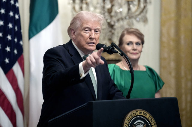 17일(현지 시간) 미국 백악관에서 도널드 트럼프 대통령이 아성 패트릭의 날 기념 행사에서 연설하고 있다. EPA연합뉴스