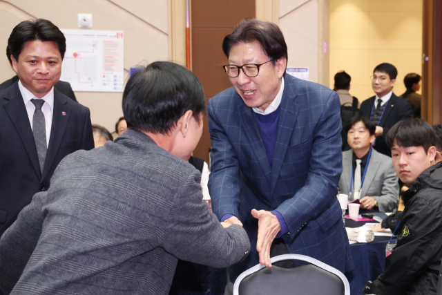 박형준 부산시장이 18일 부산항국제전시컨벤션센터에서 열린 ‘부산 조선산업 AI 전환 활성화 업무협약식 및 AI 혁신 얼라이언스 출범식’에서 인사를 나누고 있다. 정종회 기자 jjh@