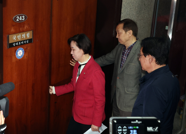 국민의힘 대구시당 소속 이인선 위원장(왼쪽부터), 김기웅, 김상훈 의원이 18일 국회 당 대표실에서 장동혁 대표를 면담하기 위해 입장하고 있다. 연합뉴스