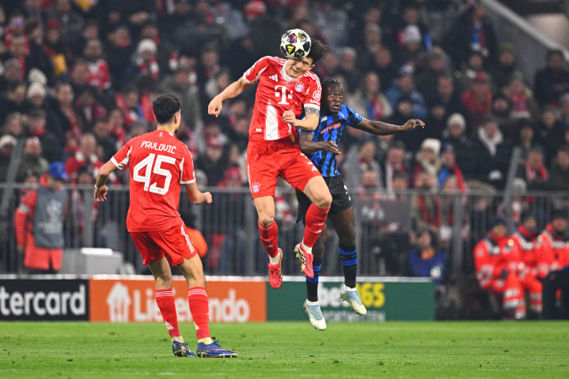 바이에른 뮌헨의 김민재가 19일(한국 시간) 독일 뮌헨에서 열린 아탈란타와의 UCL 16강 2차전 홈 경기에서 헤더를 시도하고 있다. AP연합뉴스