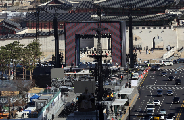 그룹 방탄소년단(BTS)의 광화문 공연을 앞둔 19일 서울 광화문광장에서 공연 준비작업이 이뤄지고 있다. 연합뉴스