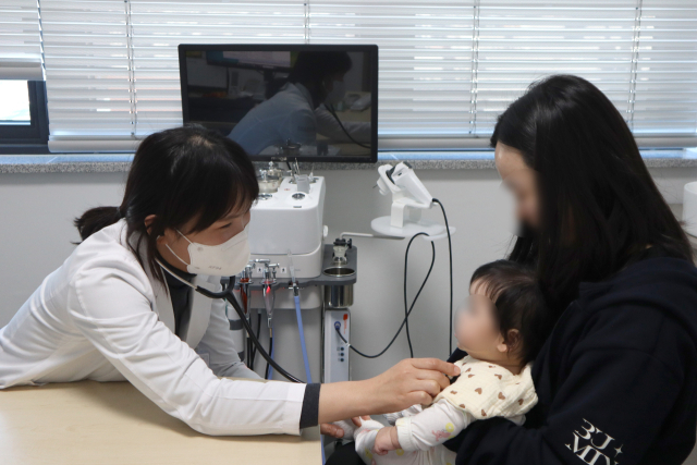 부산 센텀종합병원 소아청소년과 김민지 과장은 “성장클리닉에서는 아이의 현재 골연령, 사춘기 성숙도, 부모의 유전적인 키 모두를 고려해서 성인 최종 키를 예측한다”라며 “질병적 저신장이 아닌 추가적 키 성장이 목적이라면 자연적인 성장 노력을 시도하는 것이 먼저”라고 조언했다. 센텀종합병원 제공