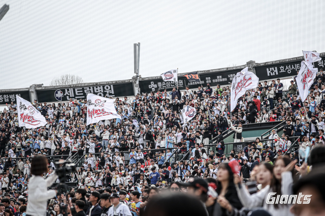 롯데가 시범경기 11경기에서 8승을 거두며 1위를 확정했다. 지난 22일 시범경기 마지막 사직구장 홈경기에 관중석을 가득 채운 롯데 팬들. 롯데 자이언츠 제공