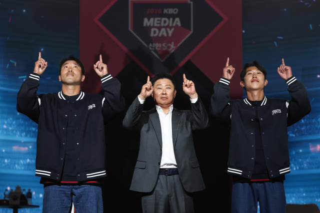 26일 서울 롯데호텔 월드에서 열린 2026 KBO리그 미디어데이에서 롯데자이언츠 김태형 감독과 전준우, 전민재가 올 시즌 선보일 세리머니를 하고 있다. 연합뉴스
