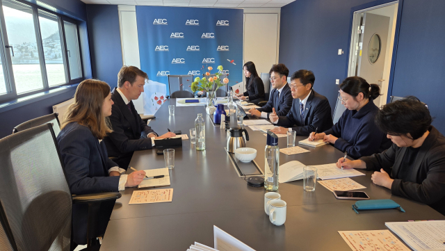 부산항만공사가 북극경제이사회(AEC)를 방문해 관계자들과 북극권 협력 네트워크 확대 및 물류 협력방안에 대해 논의하고 있다. 부산항만공사 제공