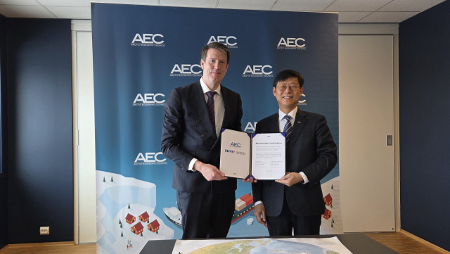 송상근 부산항만공사 사장이 24일(현지 시간) 북극경제이사회(AEC) 공식 가입 후 사무총장 매즈 프레데릭센(Mads Frederiksen)와 기념촬영을 하고 있다. 부산항만공사 제공