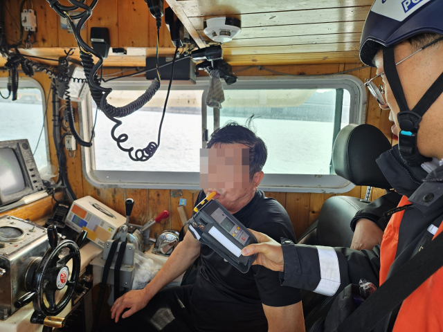 부산 해양경찰서는 26일 오전 9시 50분께 사하구 다대항 동방파제 앞 해상에서 음주 상태로 배를 몬 혐의로 어선 선장 60대 남성을 적발해 조사 중이라고 27일 밝혔다. 부산 해양경찰서 제공