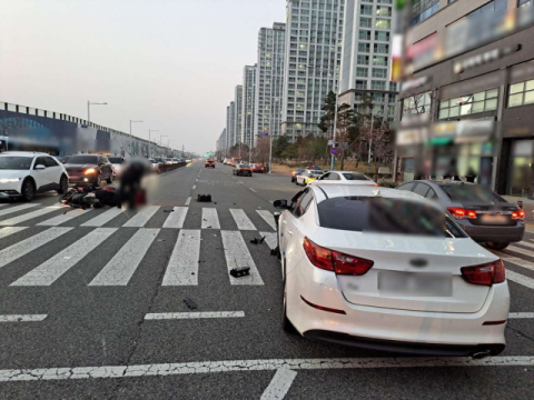 부산 강서구에서 승용차가 오토바이 '쾅'…1명 부상