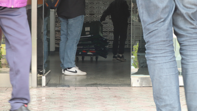 27일 경남 창원시 성산구 상남동 한 아파트 입구 앞에서 취재진이 현장을 둘러보고 있다. 최환석 기자