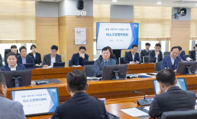 한국서부발전은 지난 25일 충남 태안 본사에서 ‘중동사태 장기화 대비 리스크경영위원회’를 개최했다. 이정복 서부발전 사장(뒷줄 가운데)이 회의를 주재하는 모습. 서부발전 제공