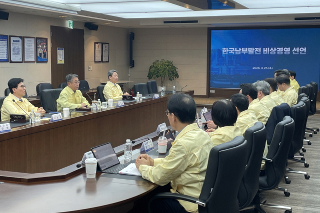 김준동 한국남부발전 사장(왼쪽 가운데)이 지난 25일 남부발전 부산 본사에서 출자사 경영 투명성 강화와 안정적 전력 공급을 위한 긴급회의를 개최하고, ‘비상 경영’을 선언하고 있다. 남부발전 제공