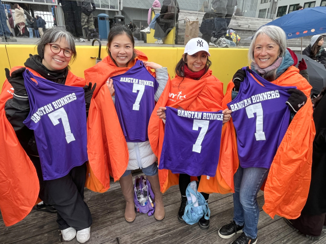 23일(현지시간) 미국 뉴욕 맨해튼 피어17에서 열린 '스포티파이 X BTS : 스윔사이드' 행사에서 만난 아미들. 연합뉴스