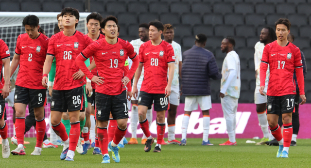 한국 축구 대표팀이 지난 28일(한국 시간) 영국 밀턴킨스 스타디움 MK에서 열린 코트디부아르와 평가전에서 4-0으로 패하고 아쉬워하고 있다.연합뉴스
