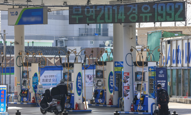 2차 석유 최고가격제 시행 사흘째를 맞아 전국 주유소 가격도 빠르게 오르고 있는 가운데 지난달 29일 부산의 한 주유소에 휘발유 가격이 2014원으로 표시되어 있다. 2차 최고가는 공급가격(도매가) 기준 휘발유 1리터당(L) 1934원, 경유는 1923원, 등유 1530원으로 1차 최고가 대비 전 유종 210원씩 인상됐다. 김종진 기자 kjj1761@