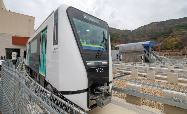 지난달 30일 오후 경남 양산시 양산선 차량기지에서 부산시와 양산시의 도시철도 양산선 운영 업무협약식이 열렸다. 협약식을 마치고 양산선 차량이 시험운행을 하고 있다. 김종진 기자 kjj1761@