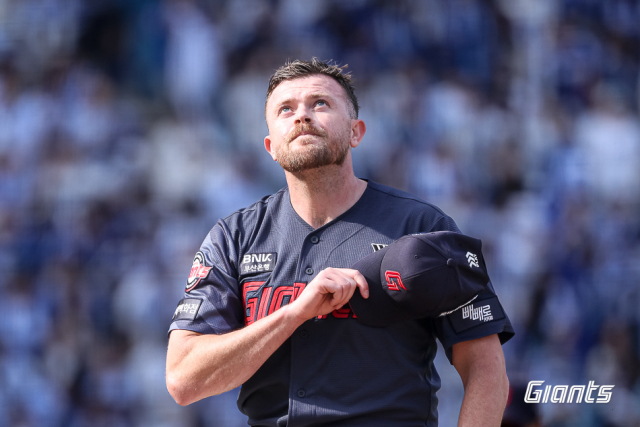 롯데의 외국인 1,2선발 듀오가 올 시즌 맹활약을 예고하고 있다. 지난달 29일 삼성과의 개막전에 등판해 5이닝 1실점(비자책) 투구를 한 제레미 비슬리. 롯데 자이언츠 제공