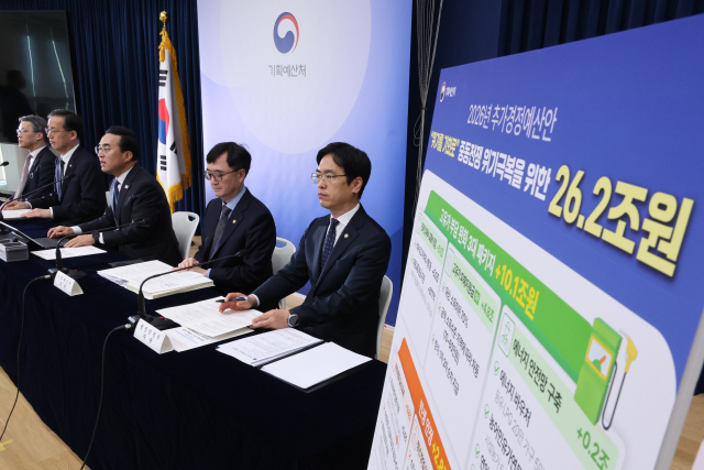 박홍근 기획예산처 장관이 지난 27일 세종시 정부세종청사에서 중동 사태 대응을 위한 2026년도 추가경정 예산안에 대해 브리핑하고 있다. 왼쪽부터 오승철 산업통상부 기획조정실장, 이형일 재정경제부 1차관, 박홍근 기획예산처 장관, 임기근 기획예산처 차관, 김민재 행정안전부 차관. 연합뉴스