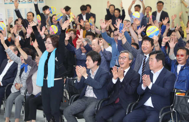 2018년 6월 13일 당시 더불어민주당 오거돈 부산시장 후보 선거캠프에서 지방선거 방송사 출구조사 결과를 지켜보던 민주당 부산시당 당직자와 지지자들이 환호하고 있다. 이재찬 기자 chan@