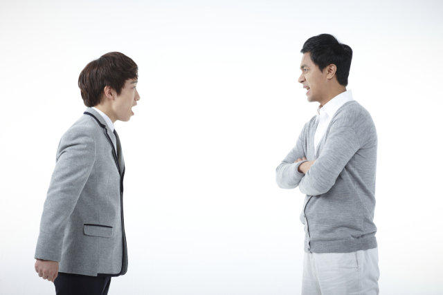 구조적인 문제로 인해 영포티와 2030 세대의 갈등이 깊어지고 있다. 클립아트코리아 제공