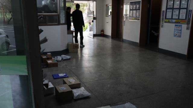 지난달 27일 흉기 살인 사건이 발생한 경남 창원시 성산구 상남동 한 아파트 출입구. 최환석 기자