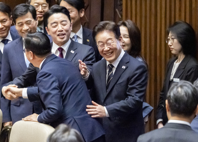 이재명 대통령이 2일 국회에서 2026 추가경정예산안 시정연설을 마친 뒤 더불어민주당 의원들과 인사하며 본회의장을 떠나고 있다. 연합뉴스