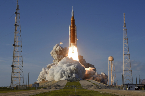 [포토뉴스] 한국 위성 실은 아르테미스 2호 달 향해 날다