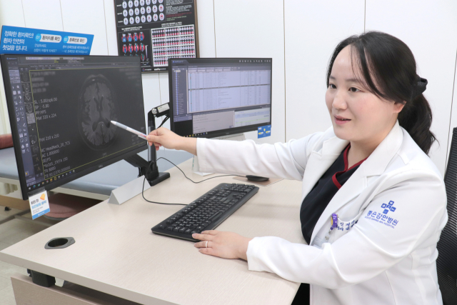 후각 둔화, 변비 지속, 깊이 잠들지 못하고 몸을 크게 움직이는 수면 등이 반복되면 파킨슨병 가능성을 의심해야 한다. 부산 좋은강안병원 신경과 김선정 과장은 “이런 변화들이 반복된다면 신경과 전문의 상담을 통해 정확한 진단을 받는 것이 도움이 된다”라고 조언했다. 좋은강안병원 제공