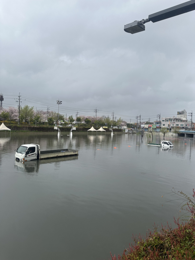 4일 오전 8시 13분께 부산 사상구 삼락천 인근에서 차량 4대가 침수됐다. 부산소방재난본부 제공