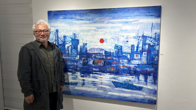 부산 동구 심스갤러리에서 ‘진화하는 표면, 그 너머의 시간’ 초대 개인전을 열고 있는 여근섭 작가. 김은영 기자 key66@