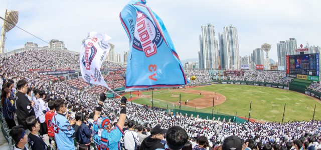 5일 부산 사직야구장에서 열린 프로야구 롯데 자이언츠와 SSG 랜더스의 경기에서 만원 관중이 열띤 응원을 하고 있다. 김종진 기자 kjj1761@