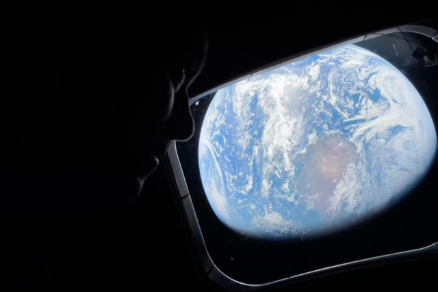 4일(현지 시간) 유인 탐사선 아르테미스2호에서 촬영한 지구의 사진. AP연합뉴스