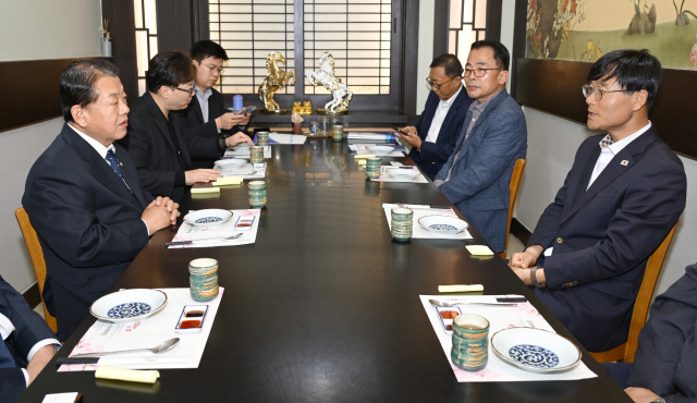 변광용 거제시장은 지난 3일 김병주 방위산업특별위 위원장과 간담회를 갖고 조선업계가 처한 구조적 인력난 해소와 지역 청년 인재 경력 단절 완화를 위한 산업기능요원(병역특례) 제도 개선을 건의했다. 거제시 제공