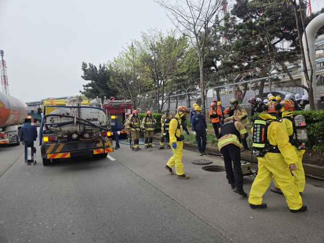 울산 울주군 온산공단 배관에서 유해물질이 유출돼 소방당국이 사고 경위를 조사하고 있다. 울산소방본부 제공