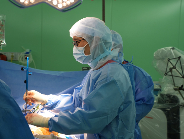 고관절질환은 초기 증상이 모호해 통증 부위를 알 수 없는 경우가 많아 정확한 진단이 중요하다. 사진은 로봇 인공고관절 수술을 하고 있는 해운대부민병원 관절센터 구본재 과장. 해운대부민병원 제공