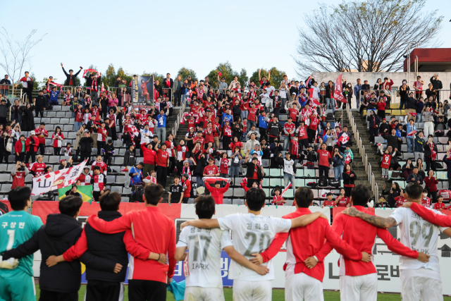 부산아이파크 선수들이 지난 4일 창원축구경기장에서 열린 경남FC전에서 5연승을 거두고 팬들과 함께 기뻐하고 있다. 부산아이파크 제공