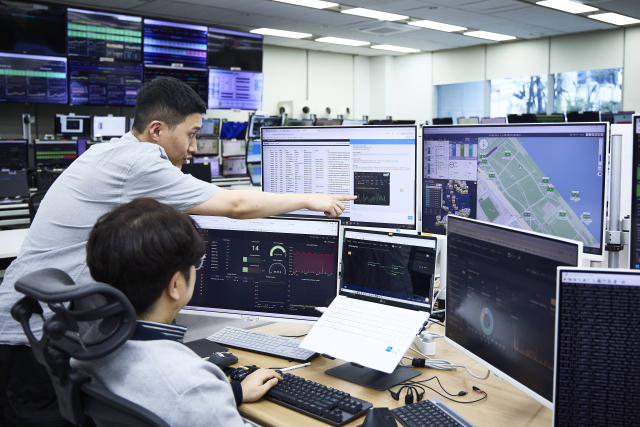 SK텔레콤은 벚꽃 축제 기간 AI 통합 관제 시스템 ‘스파이더’를 기반으로 통신 서비스를 안정적으로 제공했다고 밝혔다. 사진은 스파이더를 통해 벚꽃 축제 상황을 관리 중인 SK텔레콤 구성원들의 모습. SK텔레콤 제공.