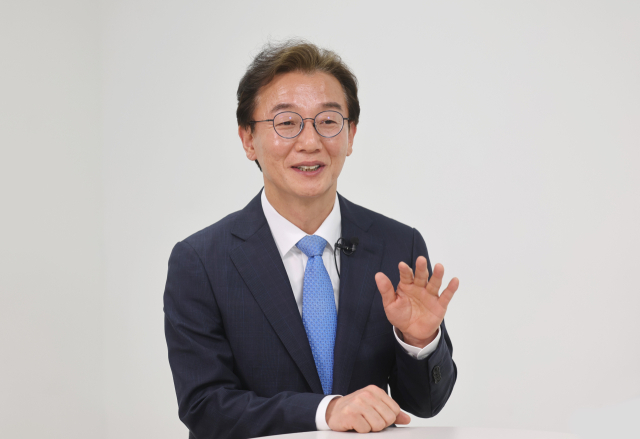 6·3지방선거에서 부산시장에 도전하는 더불어민주당 전재수(북갑) 의원이 8일 오후 <부산일보TV> 스튜디오에서 인터뷰를 진행하고 있다. 전 의원은 통일교 금품 수수 의혹을 일축하며 추진력 있는 시장으로서 면모를 강조했다. 이재찬 기자 chan@