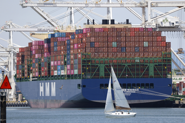 국내 최대 선사 HMM 소속 컨테이너선. 연합뉴스