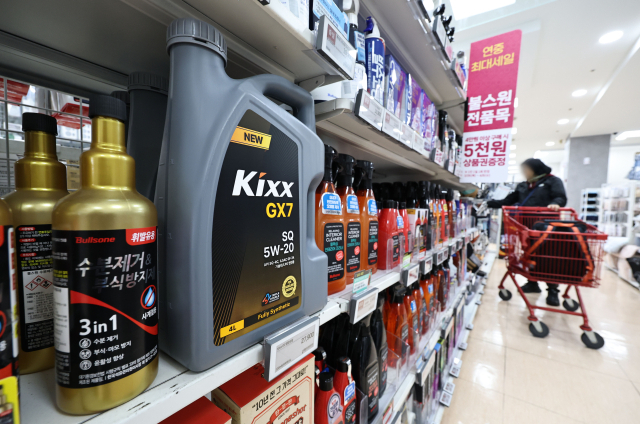 정부가 윤활유 원료인 '윤활기유'의 내수 총 출하량이 전년 동월 대비 소폭 증가했음에도 시중에서의 품귀 현상이 발생하는 것과 관련해 집중점검에 나섰다. 서울 시내의 한 마트에 엔진오일이 진열돼 있다. 연합뉴스