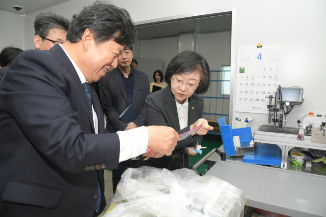 오유경 식품의약품안전처장이 8일 경기도 안산시 소재 수액세트 제조업체 메디라인액티브코리아를 방문, 제품을 살펴보고 있다. 식품의약품안전처 제공