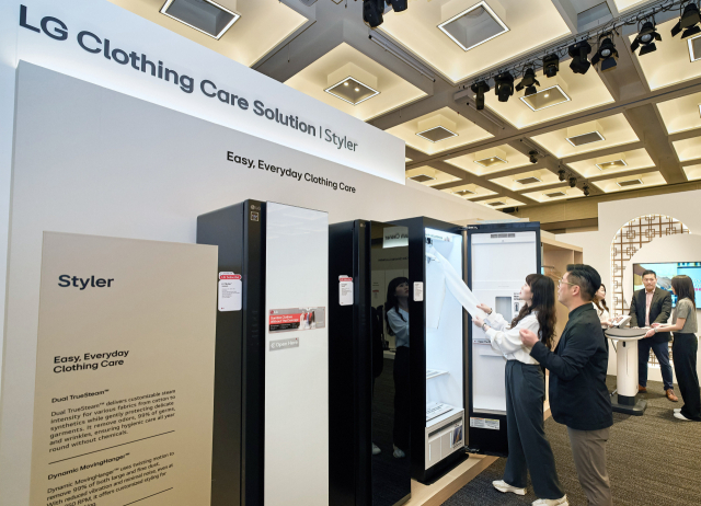 10일까지 부산에서 열리고 있는 ‘LG 이노페스트 2026 아시아태평양’에서 아시아·태평양 가전 유통 거래선 고객이 LG전자의 혁신적인 가전 신제품을 살펴보고 있다.LG전자 제공