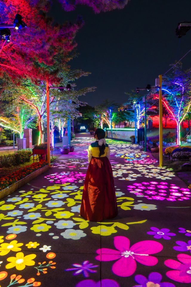 경남 김해가야테마파크가 오는 10일부터 주말마다 오후 10시까지 야간 개장한다. 김해문화관광재단