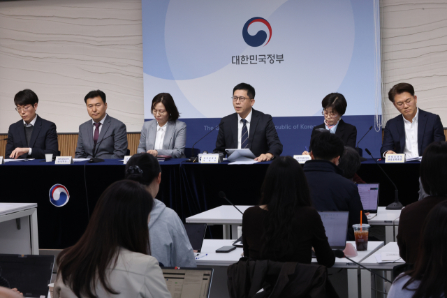 강기룡 재정경제부 차관보가 8일 세종시 정부세종청사에서 민생물가 특별관리 관계장관 TF 사전 합동브리핑을 하고 있다. 왼쪽부터 김성환 국토교통부 건설산업과장, 홍사찬 과학기술정보통신부 통신정책관 직무대리, 예혜란 교육부 평생교육지원관, 강기룡 차관보, 안영진 식품의약품안전처 바이오생약국장, 박태현 산업통상부 산업정책과장. 연합뉴스