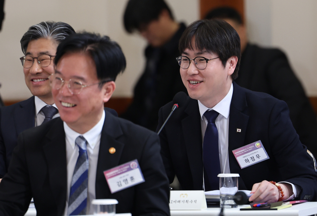 하정우 AI미래기획수석이 9일 청와대에서 열린 국민경제자문회의 제1차 전체 회의에서 이재명 대통령 질문에 답하고 있다. 연합뉴스